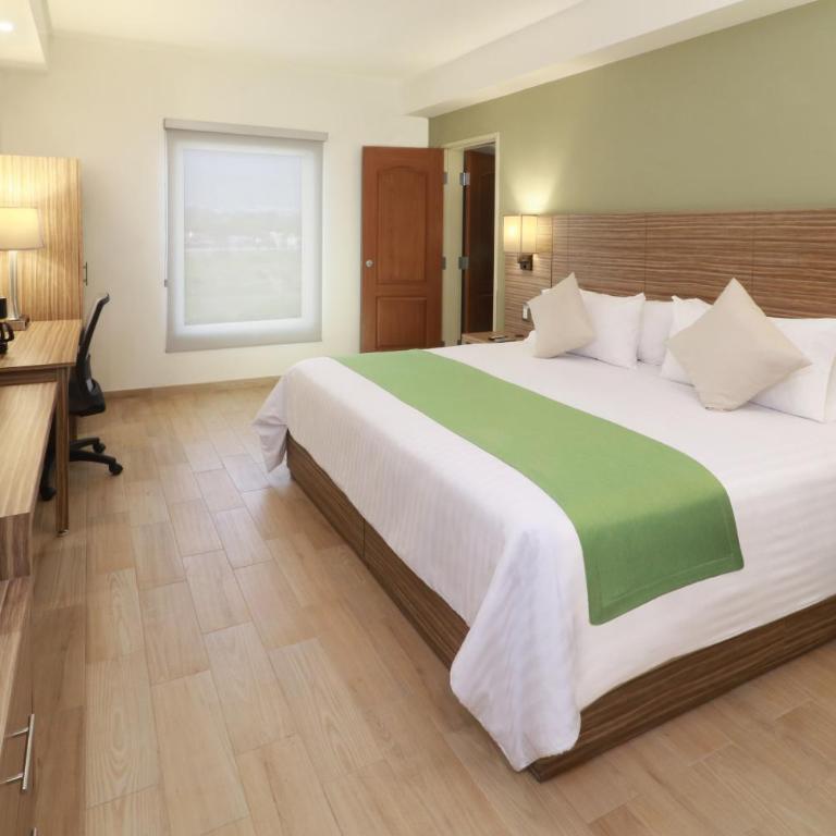 Wyndham Garden Monterrey Valle Real - Junior King One-Bedroom Suite - Non-Smoking - 2