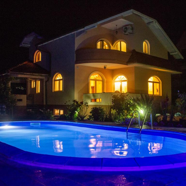 Villa Katarina with pool - Vila sa Sopstvenim Bazenom - 1