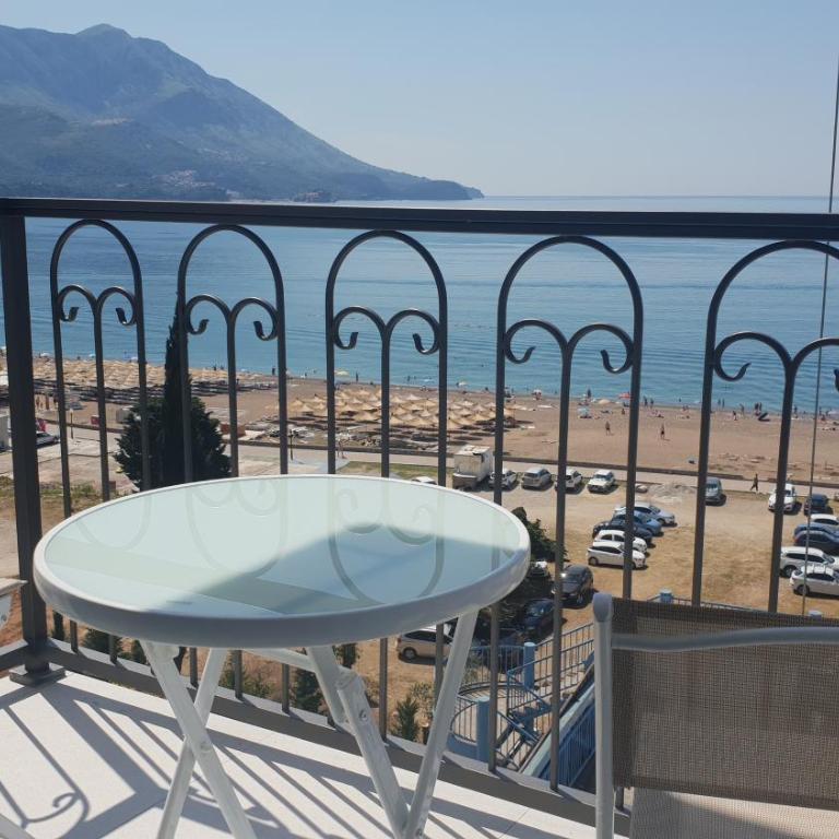 Hotel Svarog - Dvokrevetna Soba sa Bračnim Krevetom sa Balkonom i Pogledom na More - 5