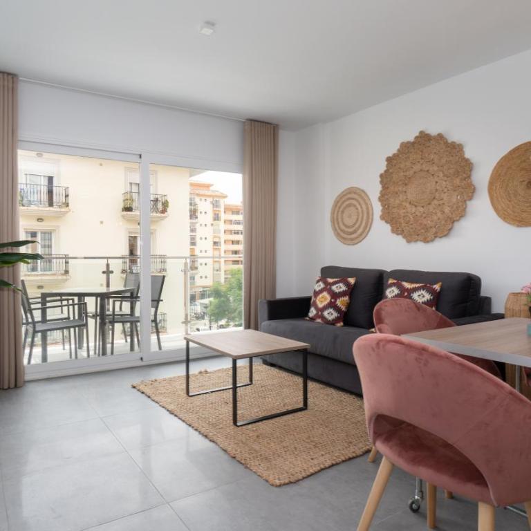 Sur Suites La Dorada, centricos soleados a pocos metros de la Playa y con Parking Opcional - Apartamento Superior de 2 dormitorios con terraza - 2