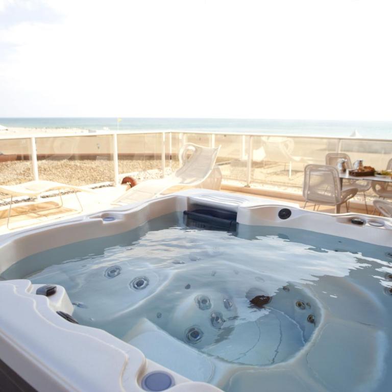 Grand Hôtel Les Flamants Roses Thalasso & Spa - Suite Prestige avec Accès Gratuit au Spa - Vue sur Mer - 4