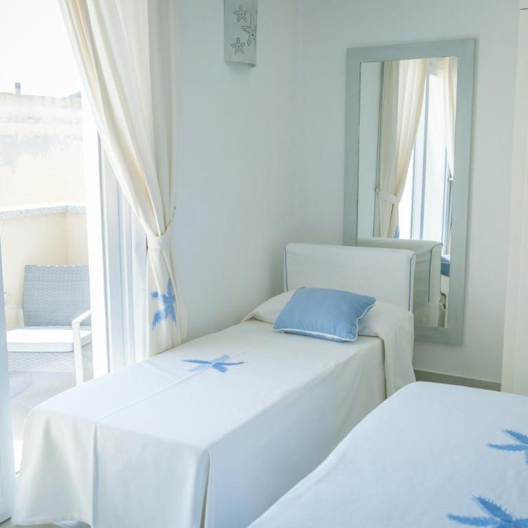 Hotel Regina Simius - Camera Deluxe Matrimoniale/Doppia con Letti Singoli - 2