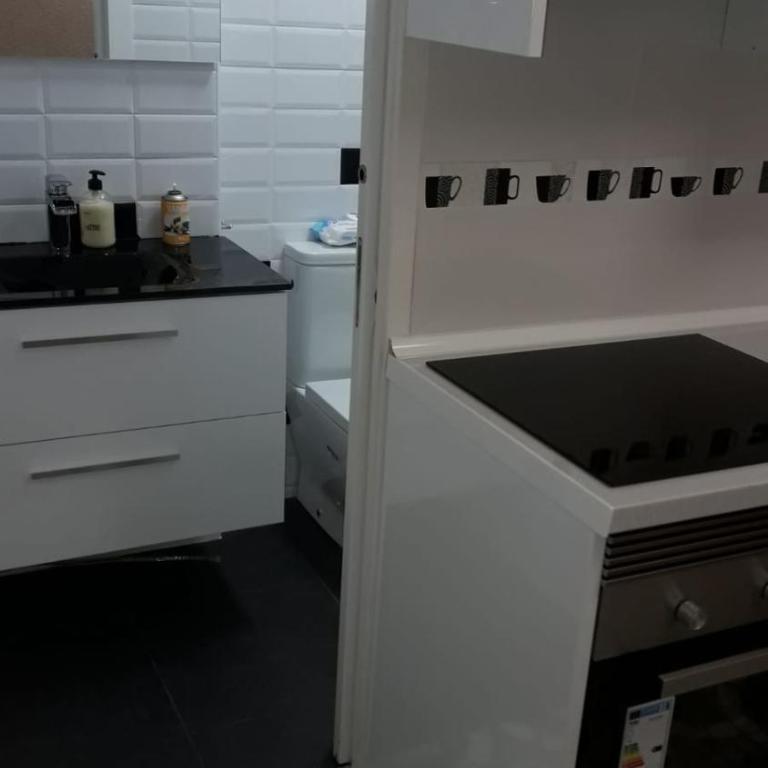 ESTUDIO LOFT en el Centro para 4 Personas Cama doble y sofá nuevo de cama doble Check in a partir de las 15 pm o antes si estuviera libre Con wifi Grandes ventanales - Estudio - 36