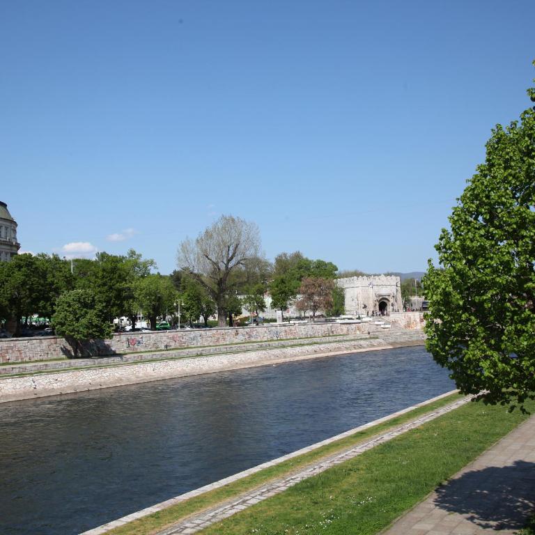 River View Nis - 65 square meters Designer Apartment in heart of city Park for free - Apartman sa 2 Spavaće Sobe - 47