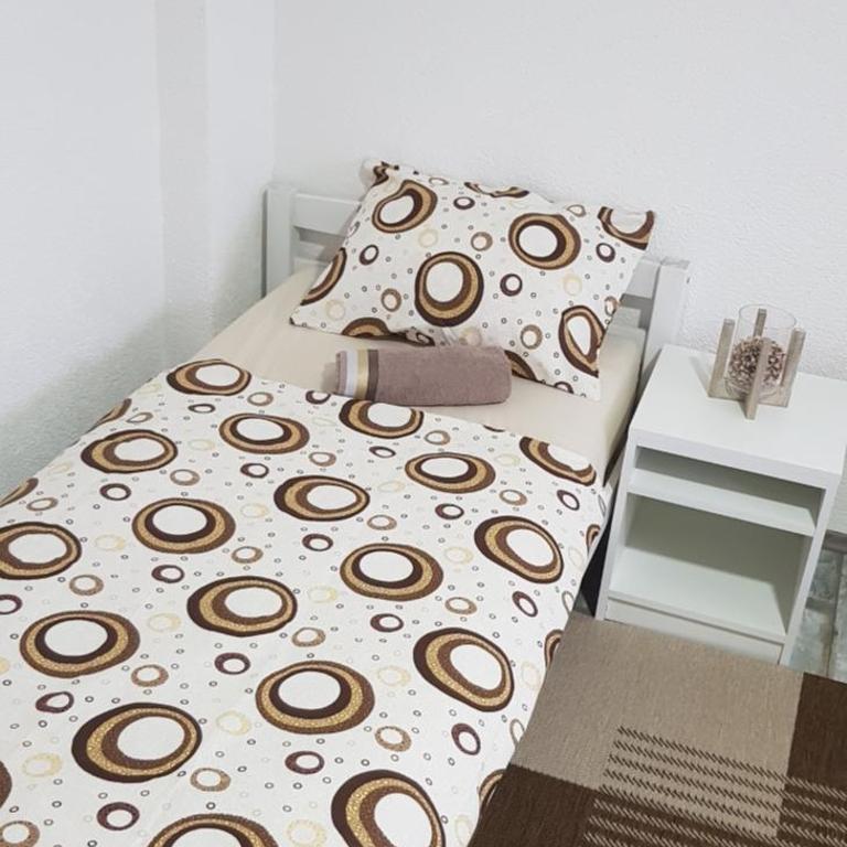 Aman Guesthouse - Basic Triple Room with Shared Bathroom - 21