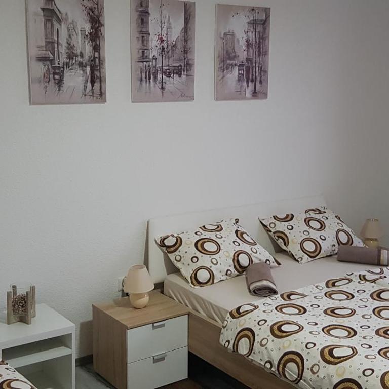 Aman Guesthouse - Basic Triple Room with Shared Bathroom - 19