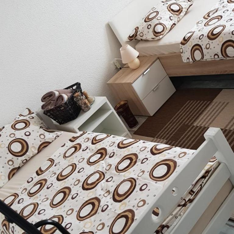 Aman Guesthouse - Basic Triple Room with Shared Bathroom - 13