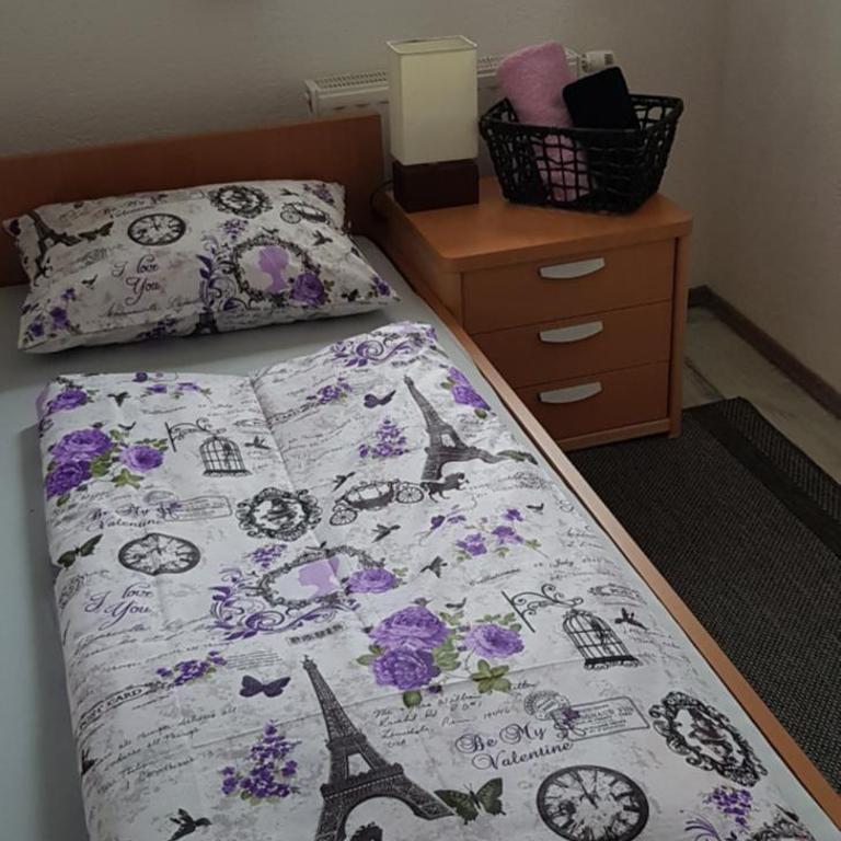 Aman Guesthouse - Single Room with Shared Shower and Toilet - 11