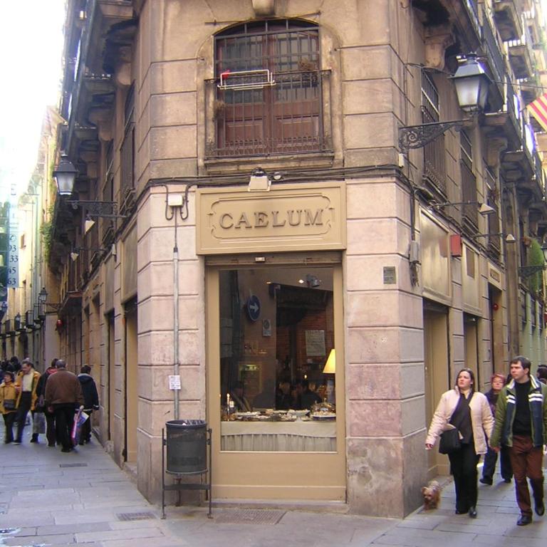 Five Room Family Flat Near Ramblas - Apartment with Balcony - 28