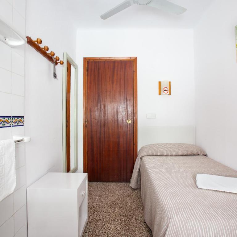 Hostal Las Nieves - Habitación Individual con ducha y aseo compartidos - 1