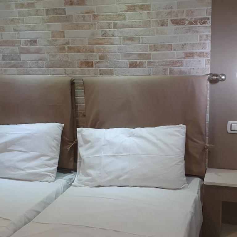 Guesthouse Luisella - Deluxe Double or Twin Room with City View - 13