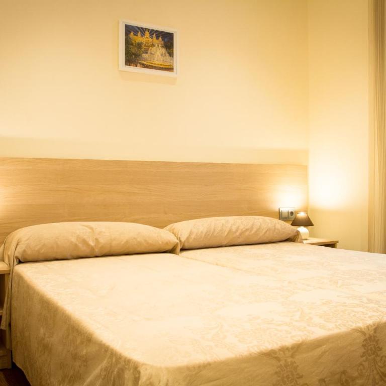Hostal Excellence - Double or Twin Room with Shared Bathroom - 2