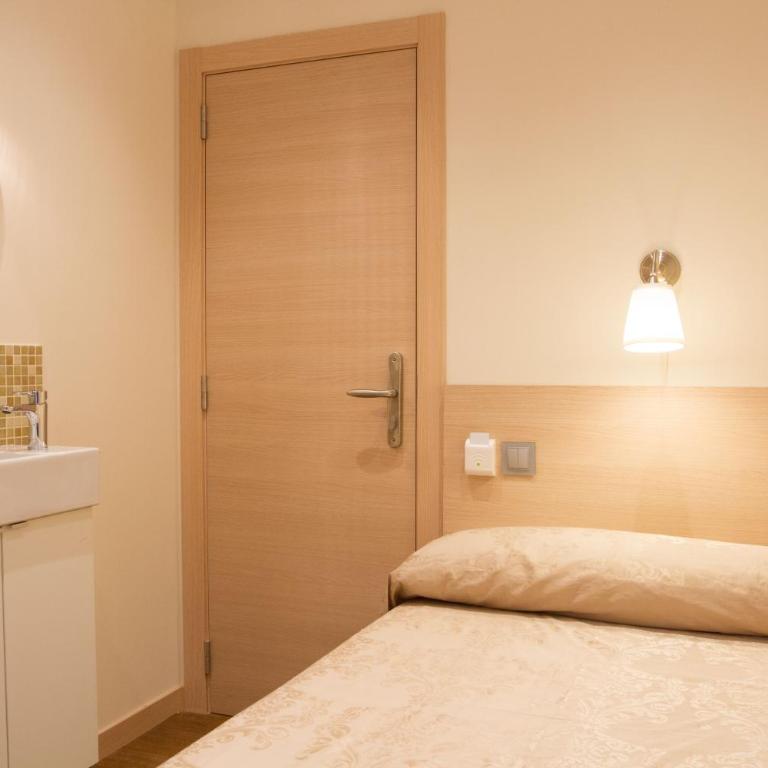 Hostal Excellence - Single Room with Shared Bathroom - 3