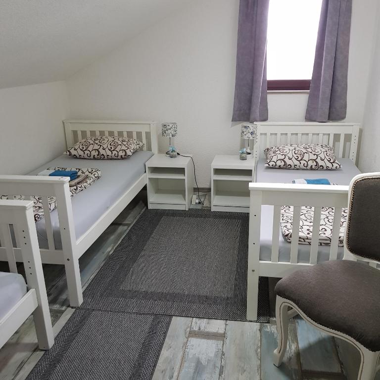 Aman Guesthouse - Economy Triple Room with Shared Bathroom - 15
