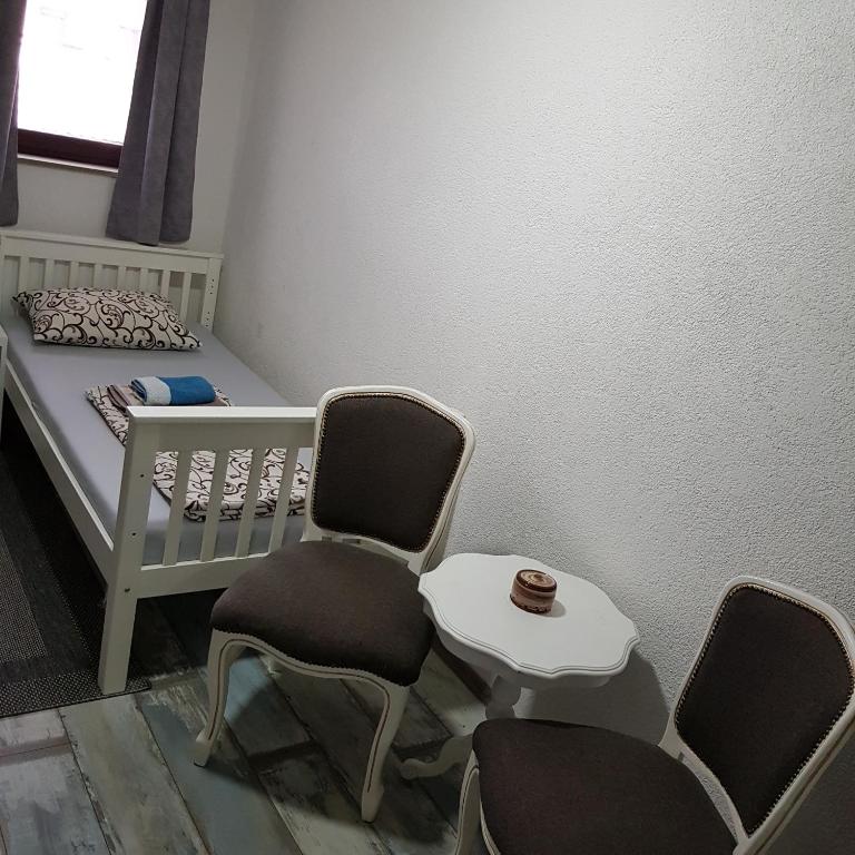 Aman Guesthouse - Economy Triple Room with Shared Bathroom - 14