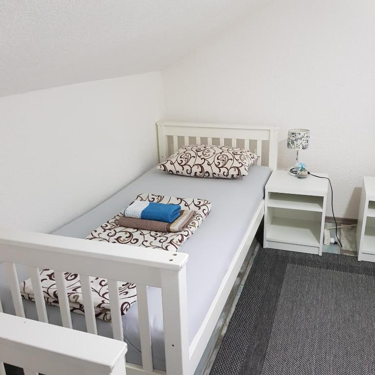 Aman Guesthouse - Economy Triple Room with Shared Bathroom - 13