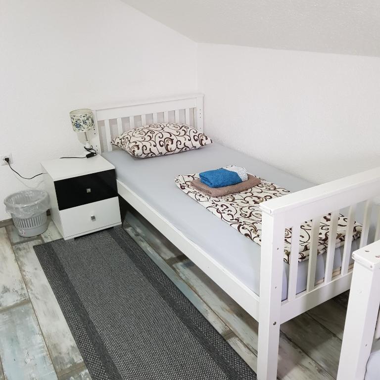 Aman Guesthouse - Economy Triple Room with Shared Bathroom - 12