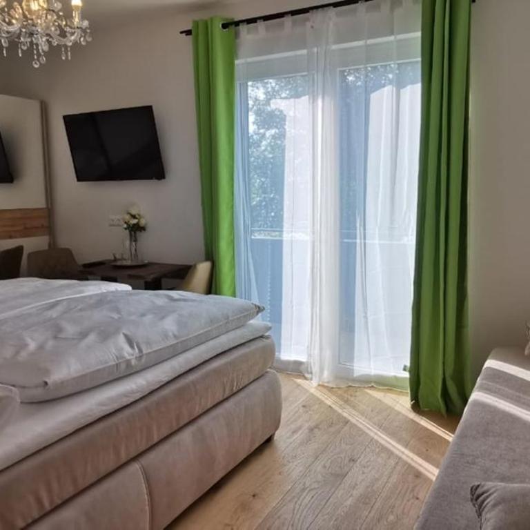 Enjoyit Velden West - Familienzimmer mit Balkon - 9