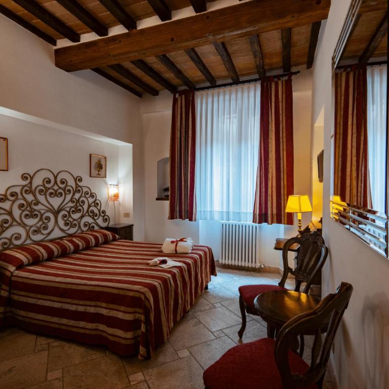 B&B Siena In Centro - Diffuso - Camera Comfort Matrimoniale/Doppia con Letti Singoli - 2
