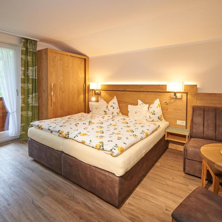 Haus Alpenheim - Dreibettzimmer mit Balkon - 1