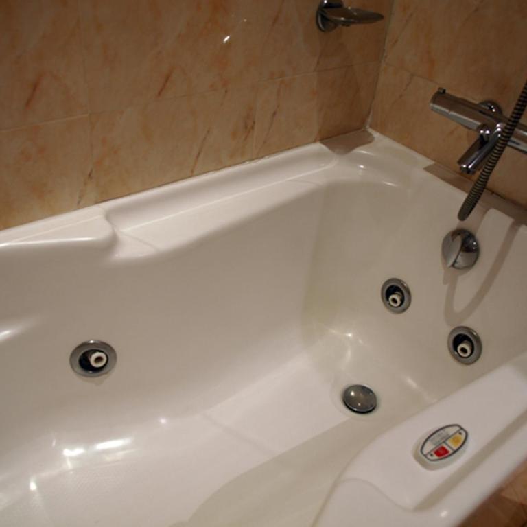 Hotel Guillem & Spa - Suite con bañera de hidromasaje - Cama extragrande - 3