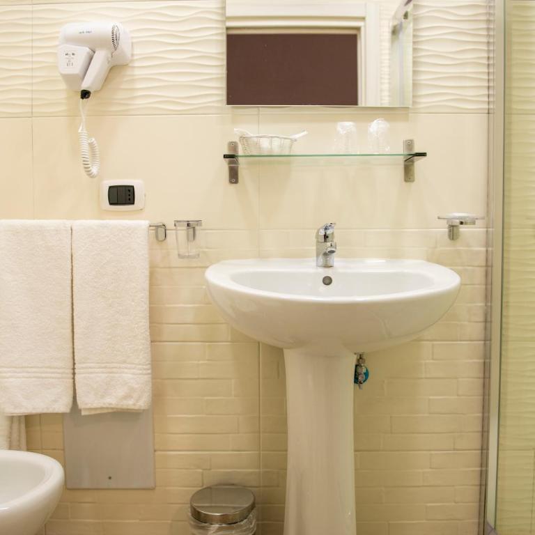 Smeraldo Suite - Double Room with Private Bathroom - 11
