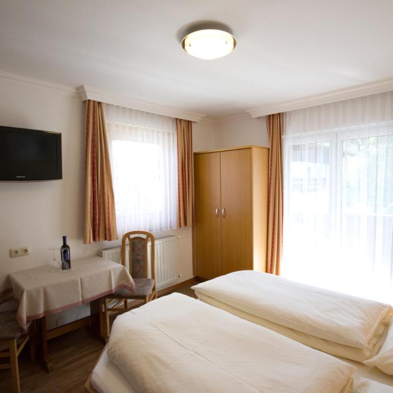 Pension Riedlsperger - Doppelzimmer mit Balkon - 4