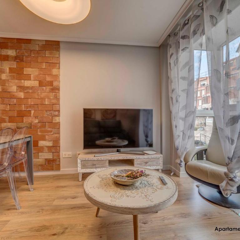 Edificio Aptos Turisticos - Burgos Centro HC7 - Apartamento de 2 dormitorios con balcón - 6