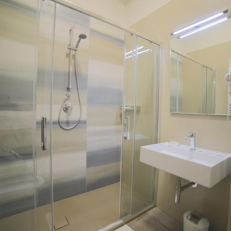 Baia Azzurra B&B - Camera Matrimoniale con Bagno Privato - 10