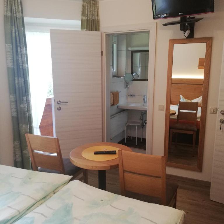 Haus Alpenheim - Doppelzimmer mit Balkon - 6