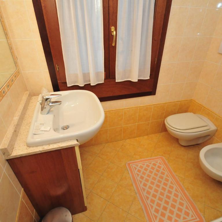 Locanda Sant'Anna Hotel - Camera Superior Matrimoniale/Doppia con Letti Singoli con Vista Canale - 5