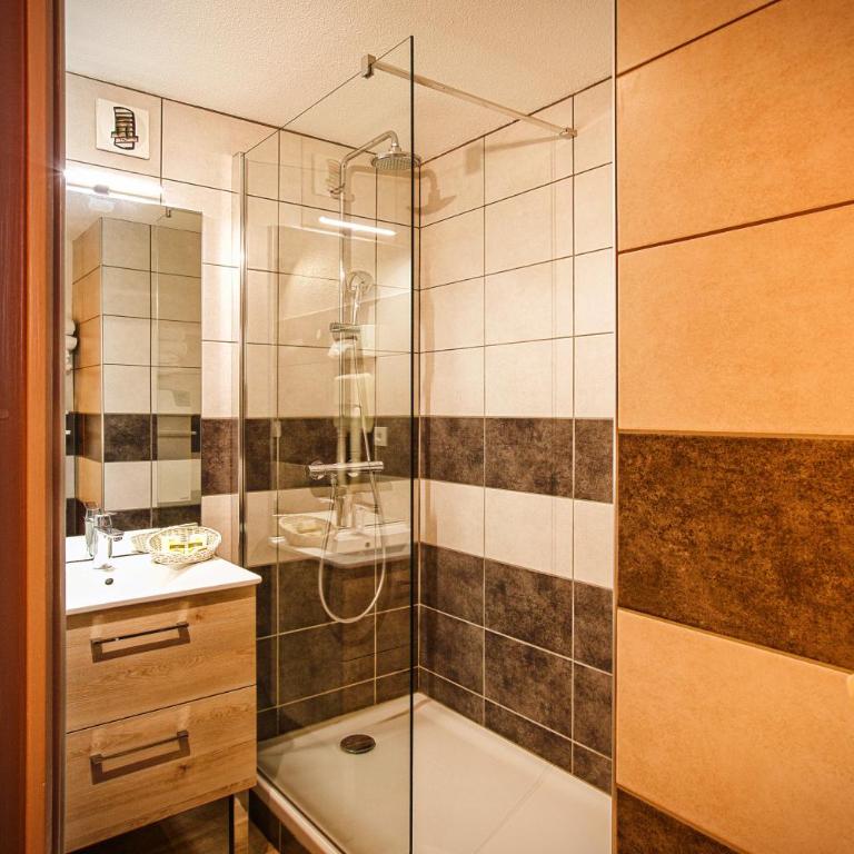Hôtel & Spa La Ferme de l'Izoard - Chambre Familiale avec Balcon - 8