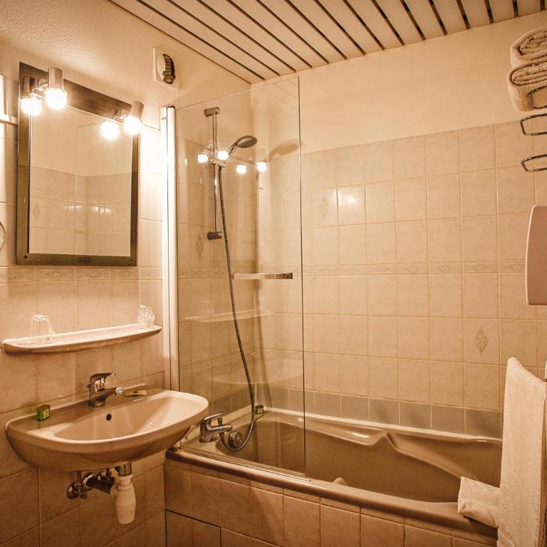 Hôtel & Spa La Ferme de l'Izoard - Chambre Familiale avec Balcon - 9