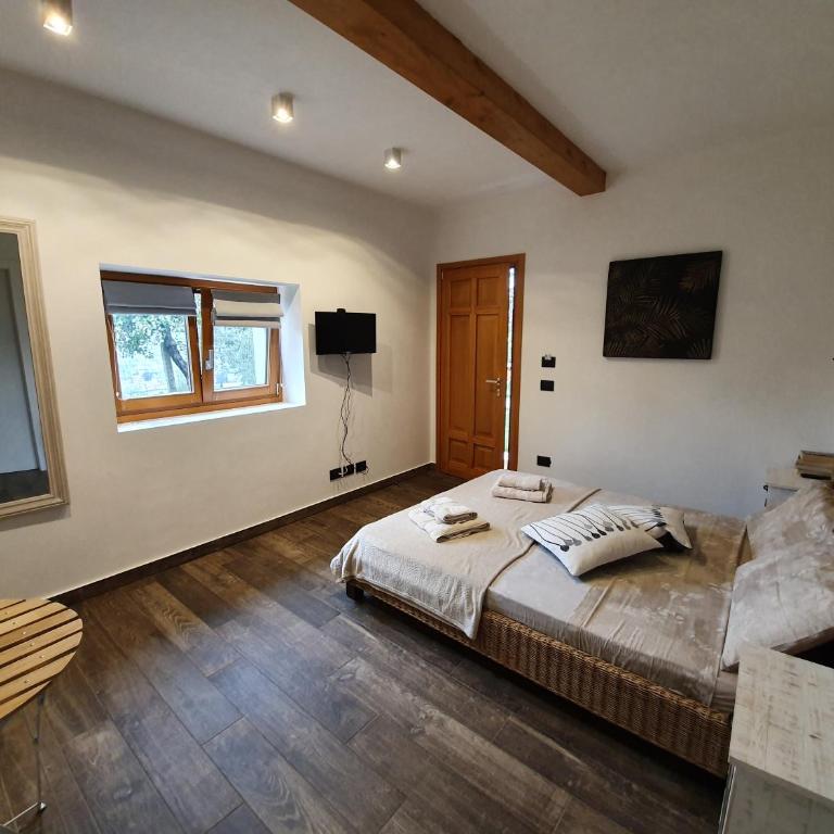 Agriturismo Podere Nigriano - Camera Matrimoniale con Vista Lago - 1