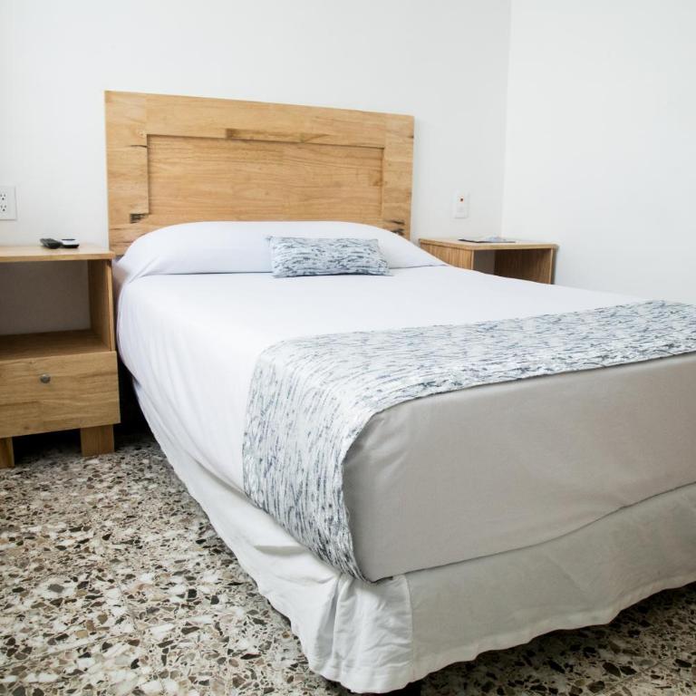 Booking 500 - Standard Double Room - 11