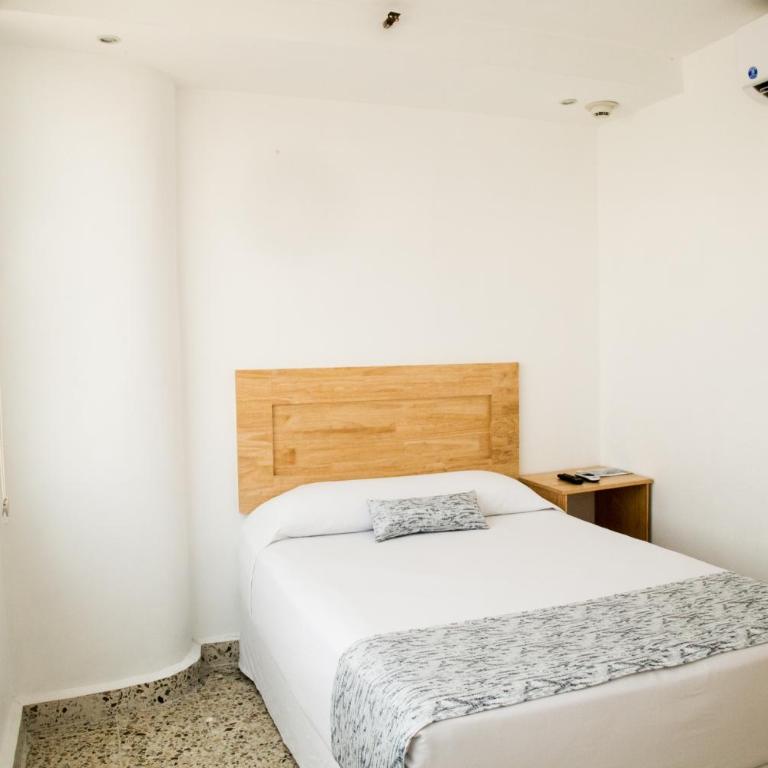 Booking 500 - Standard Double Room - 4