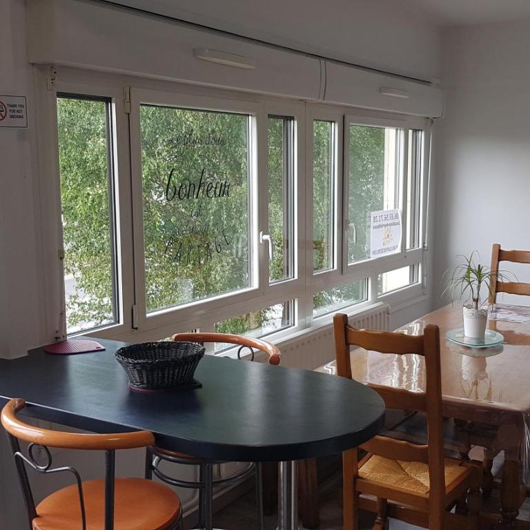 BedinReims "burgundy bottle" 110m2 Exceptional, 4 chambres doubles, 2 bain, free park & wifi, tout équipé - Appartamento - 33