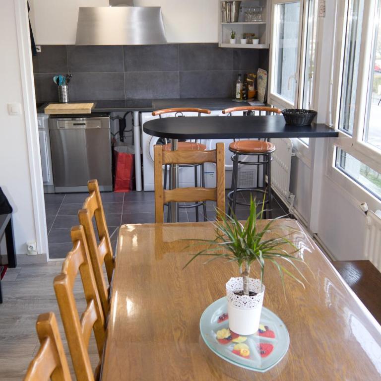 BedinReims "burgundy bottle" 110m2 Exceptional, 4 chambres doubles, 2 bain, free park & wifi, tout équipé - Appartamento - 17