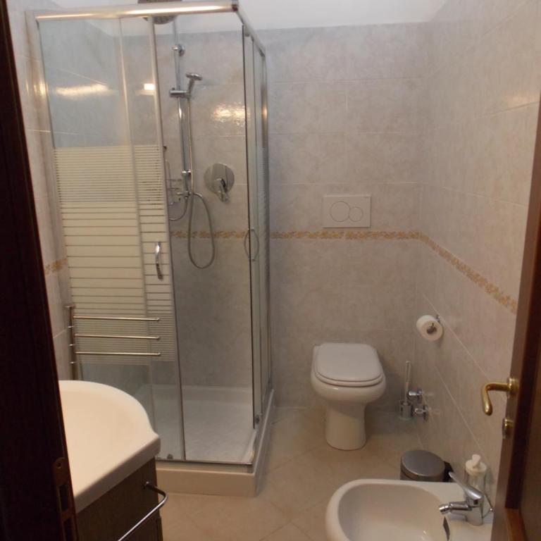AuStrAle - Camera Matrimoniale con Bagno Privato Esterno - 4