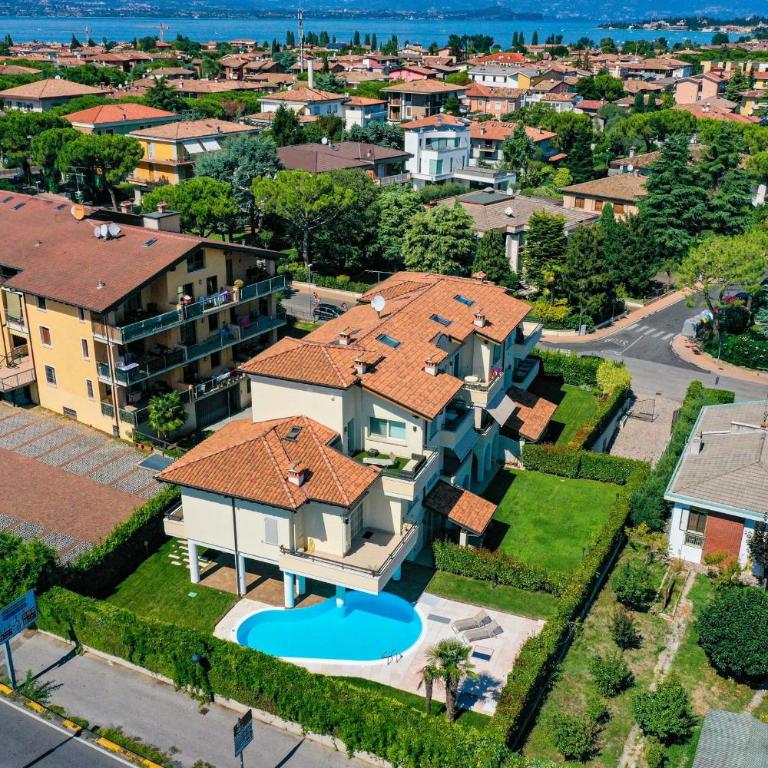 Bea's House, Restyling 2026 Sirmione with Private Garden and shared Pool DesenzanoLoft Official Partner Homes & Villas by Marriott Bonvoy - Appartamento con Vista Piscina - 2