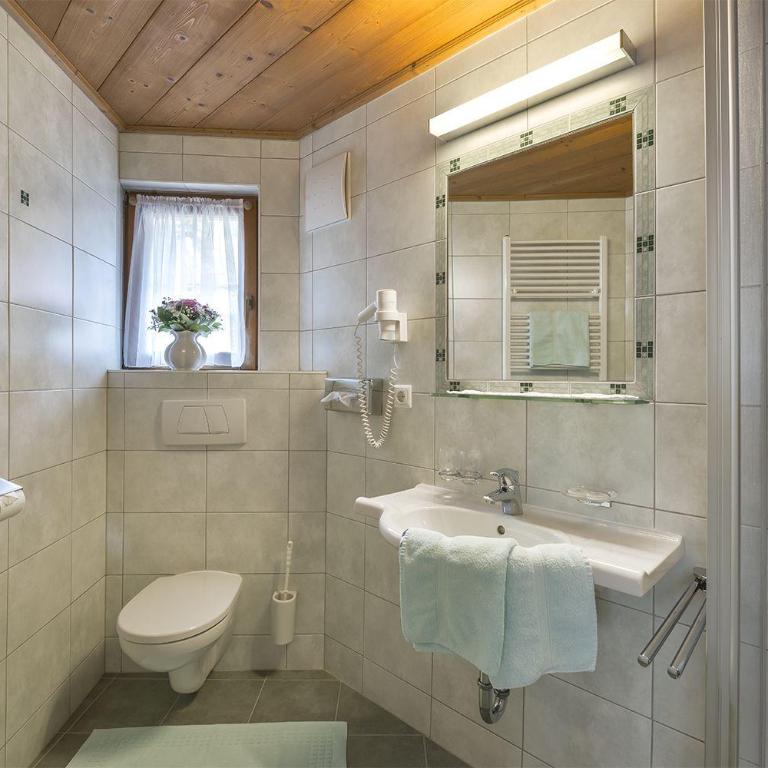 Hotel Ehrenreich - Doppelzimmer mit eigenem Bad - 4