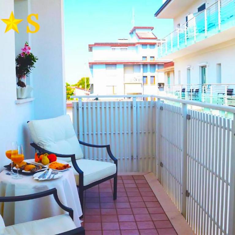 Hotel Rossini 4S - Camera Matrimoniale con Balcone - 1