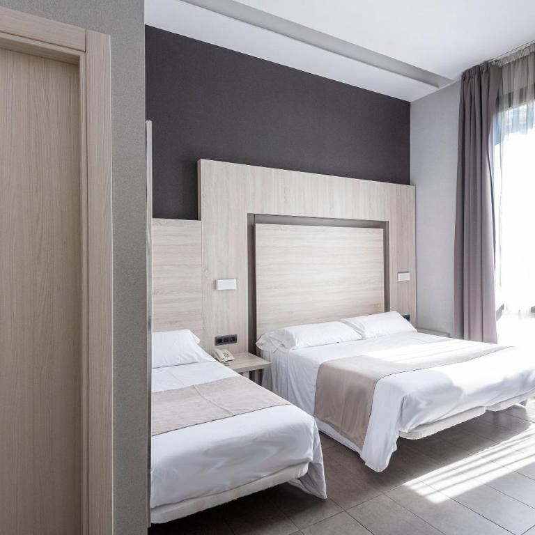 Plaza Goya Rooms - Quadruple Room with Terrace - 9