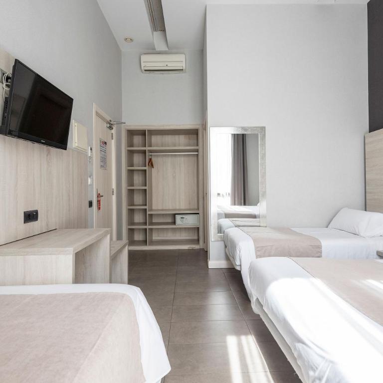 Plaza Goya Rooms - Quadruple Room with Terrace - 11