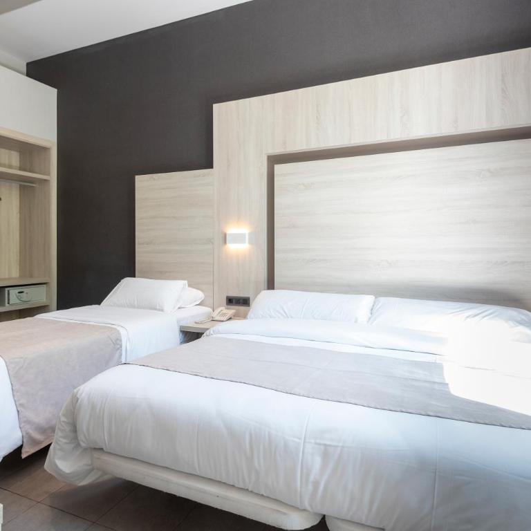 Plaza Goya Rooms - Deluxe Triple Room - 7
