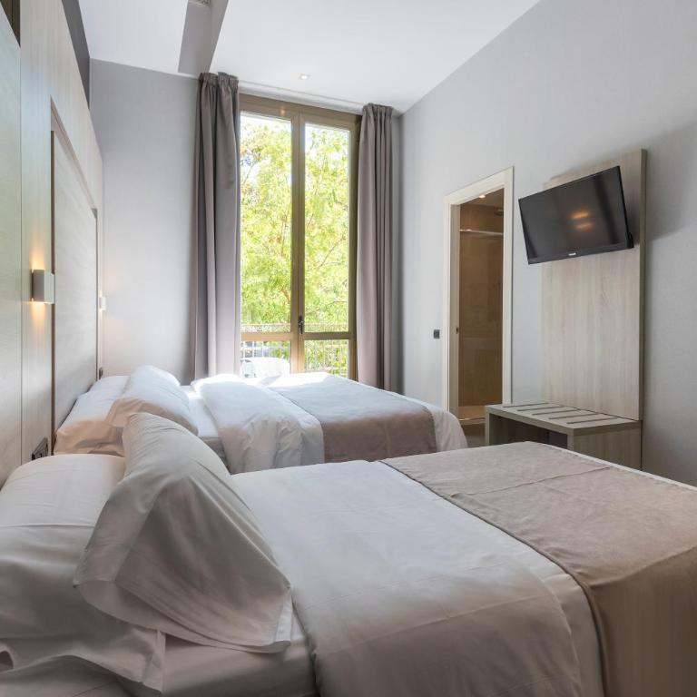 Plaza Goya Rooms - Deluxe Triple Room - 1