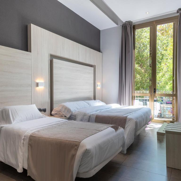 Plaza Goya Rooms - Deluxe Triple Room - 4