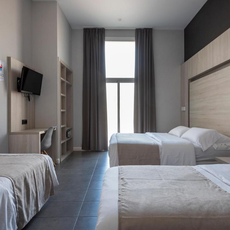 Plaza Goya Rooms - Standard Quadruple Room - 2