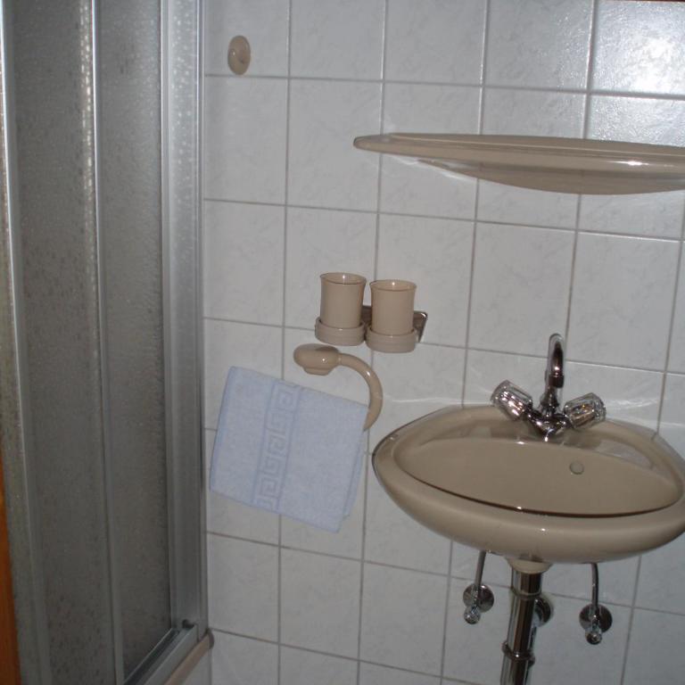 Haus Wiesenblick - Doppel-/Zweibettzimmer mit Balkon - 25