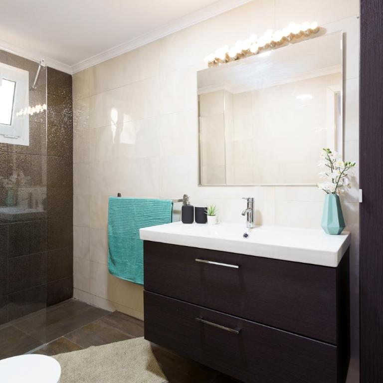 Spacious Beachfront Flat with Sea Views and Private Indoor Parking - Apartment - 17